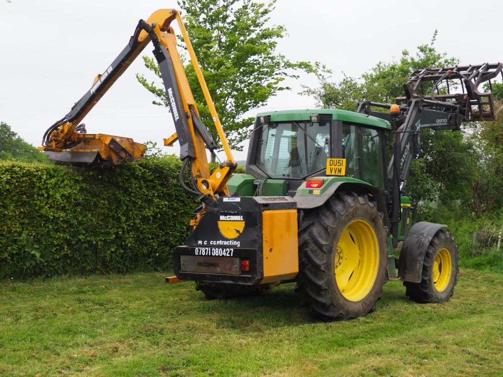 Cutting the top of a beech hedge